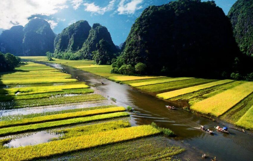 Explore Hanoi Muslim Tour 5 Days, featuring Halal dining, iconic sights, stunning landscapes of Ninh Binh and a scenic Halong Bay. Top Hanoi Halal-Friendly Tours.