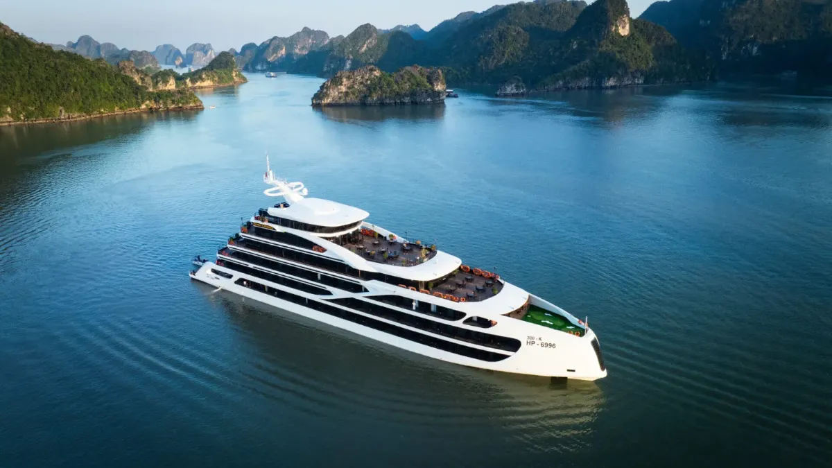 Diana Cruise sailing in Lan Ha Bay in the morning light