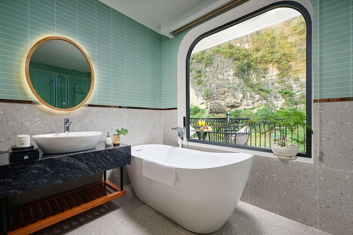 Bathtub in the Junior Suite at Heritage Charm Hotel Trang An