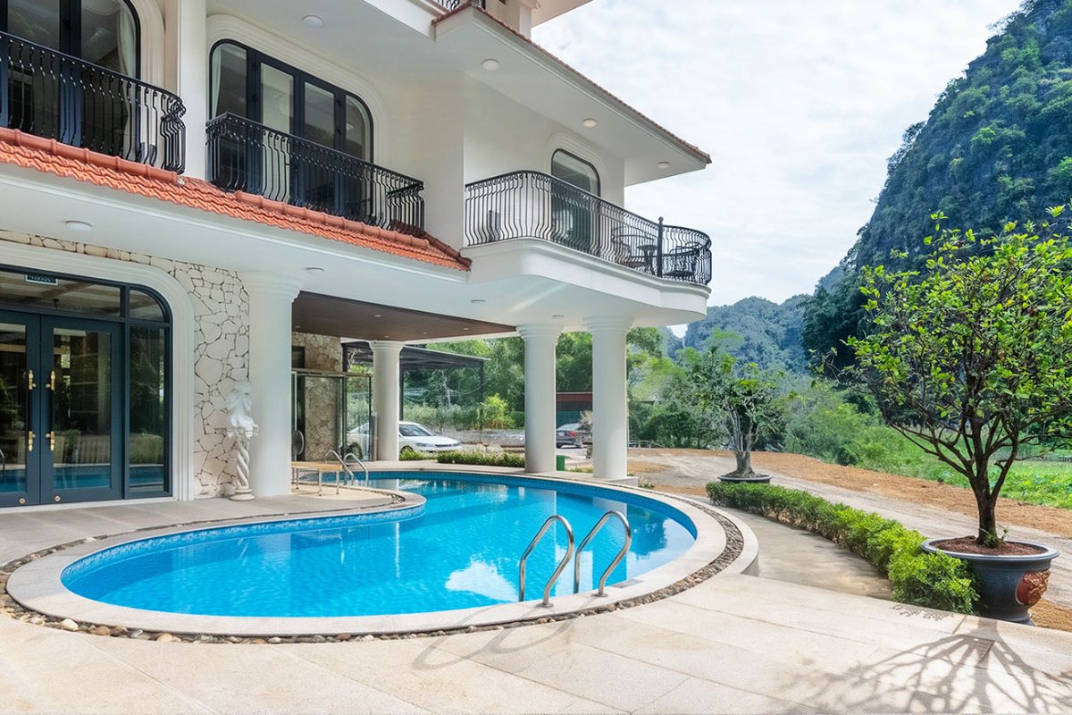 Pool and hotel building of Heritage Charm Hotel Trang An