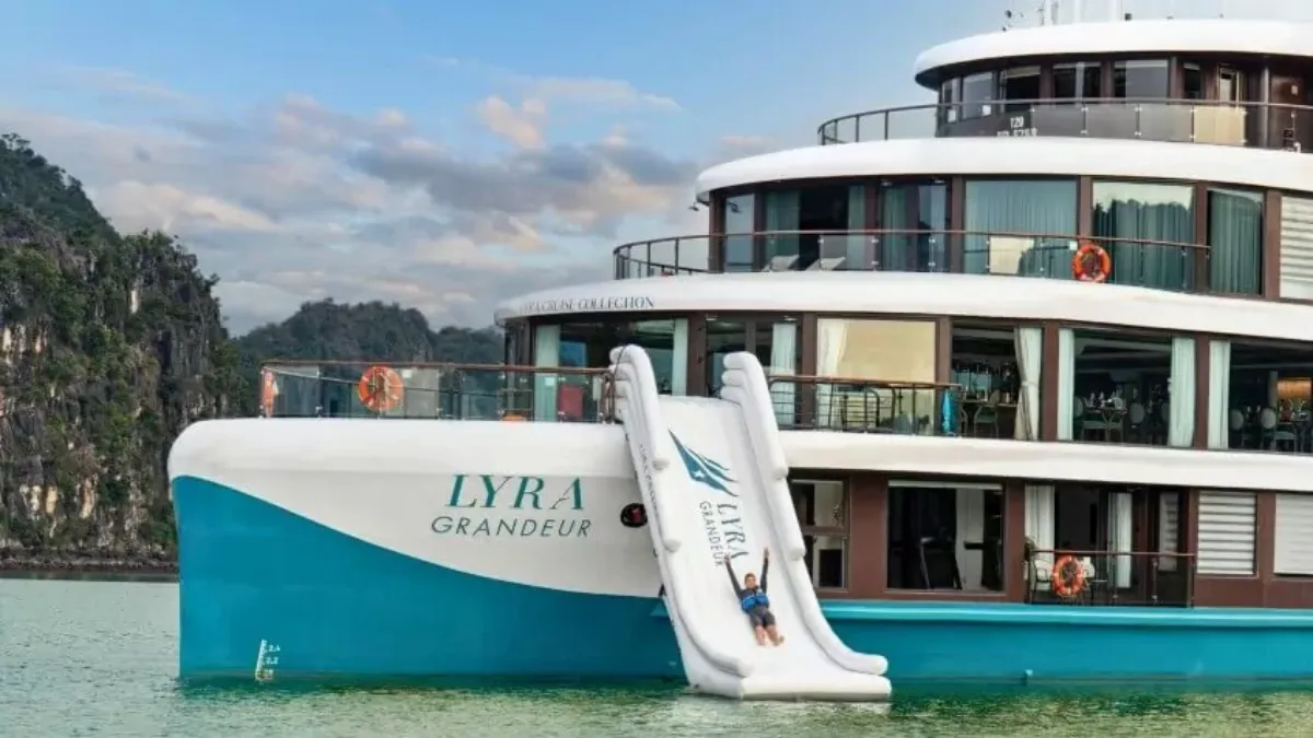 8 m water slide on Lyra Grandeur Cruise at Frog Lagoon