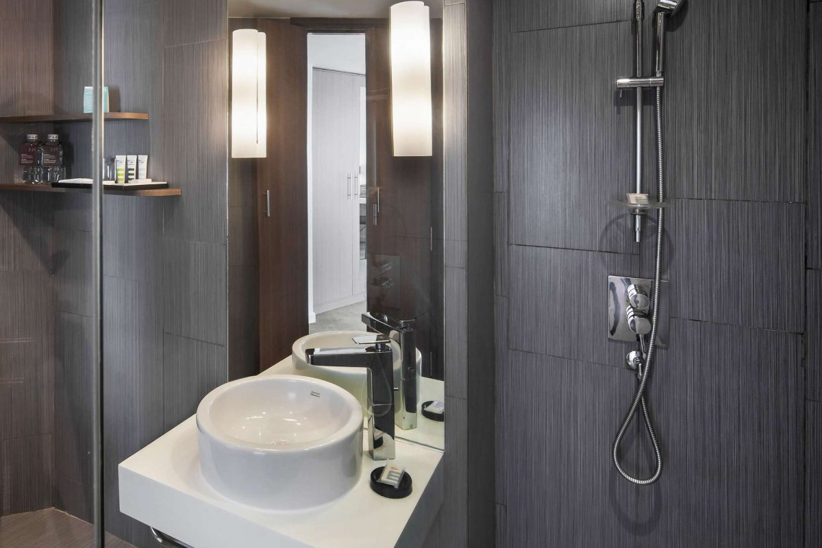 Rain shower in a guest bathroom at Mercure Hanoi La Gare