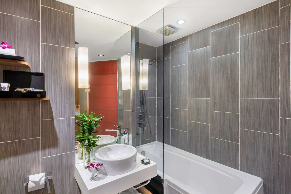 Bathroom of a Classic Superior room at Mercure Hanoi La Gare