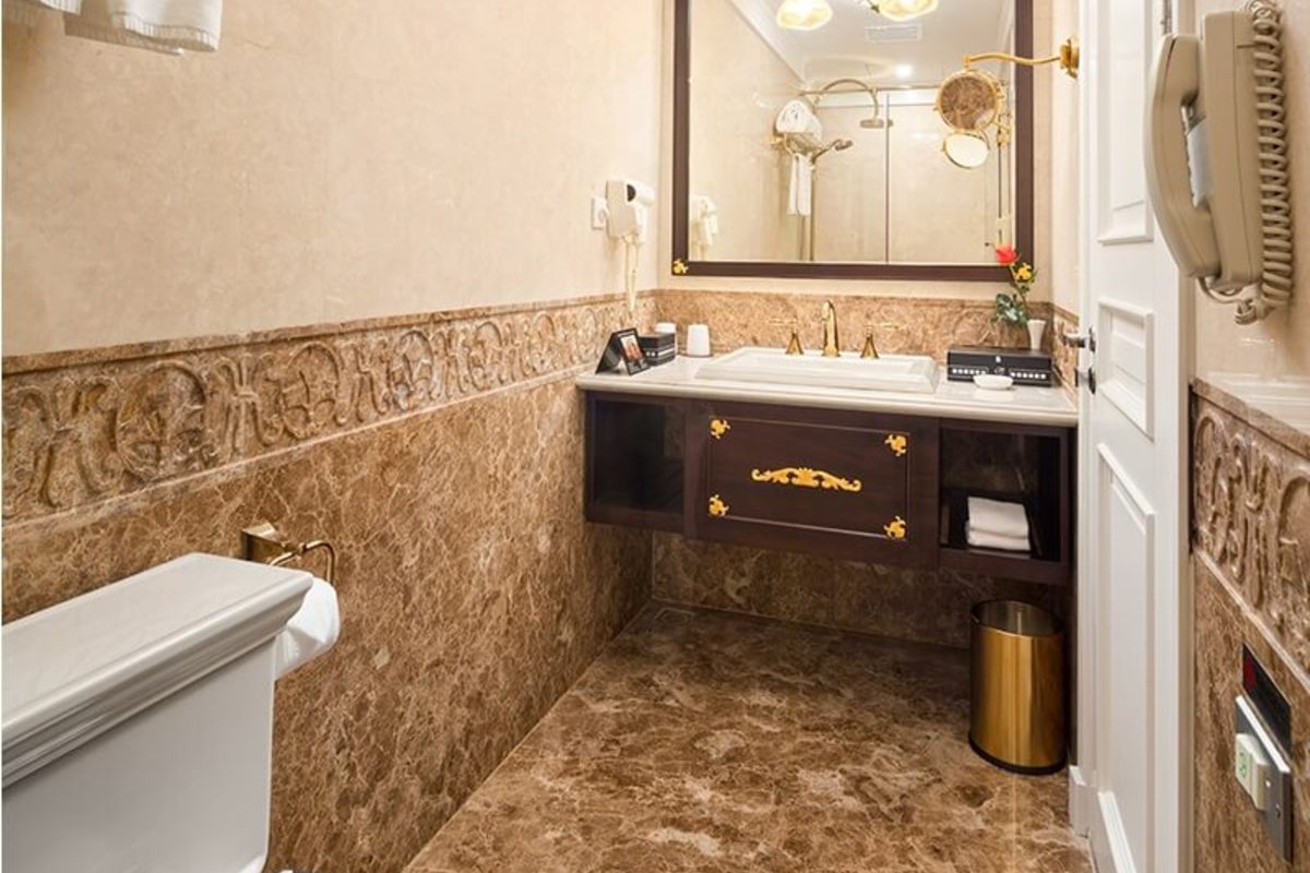 Deluxe room bathroom at Silk Path Boutique Hanoi