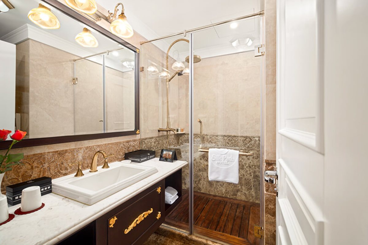 Premium Deluxe bathroom at Silk Path Boutique Hanoi