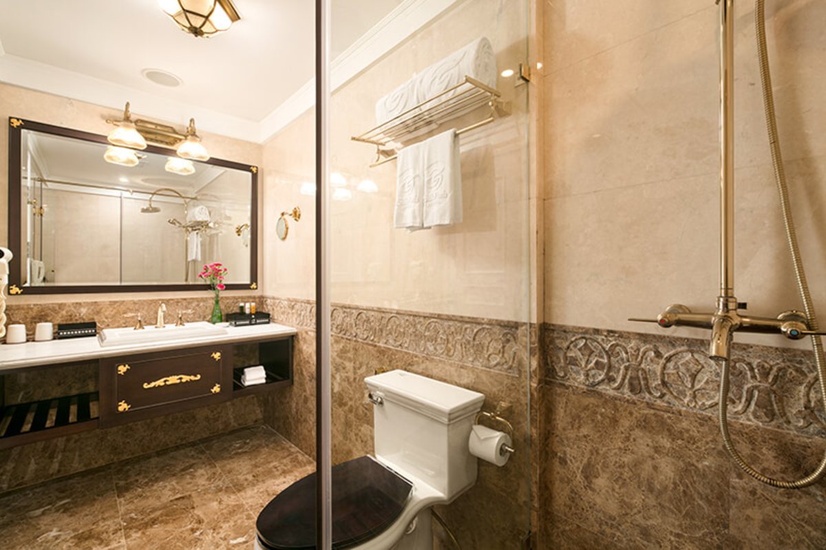 Standard room bathroom at Silk Path Boutique Hanoi
