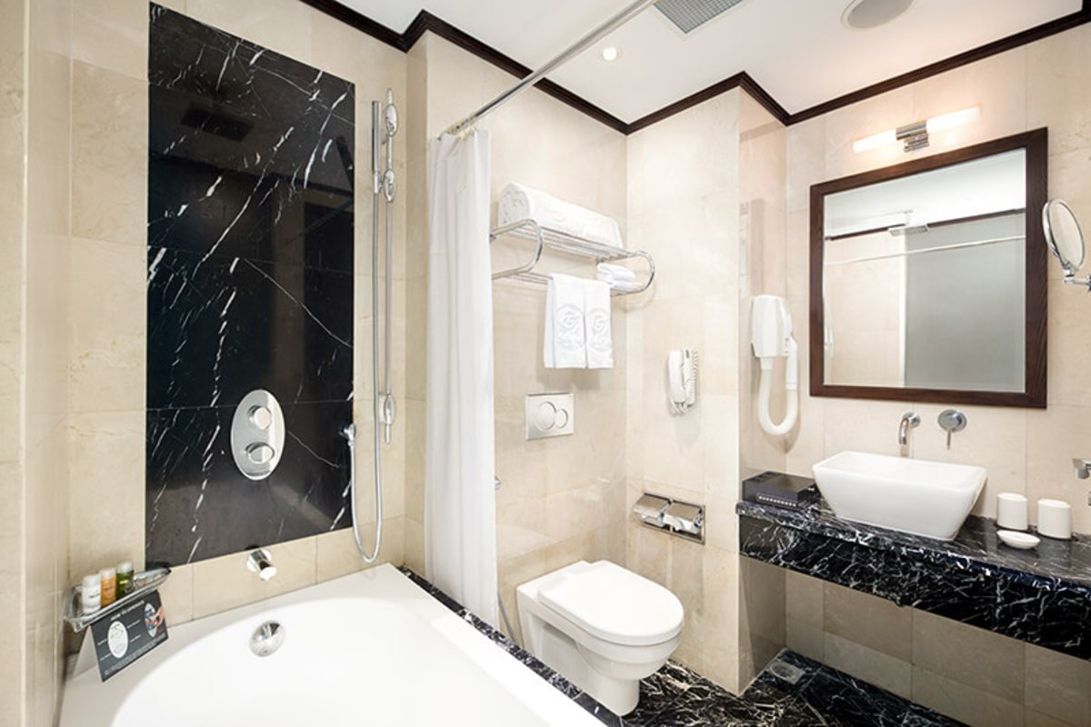 Deluxe room bathroom at Silk Path Hotel Hanoi