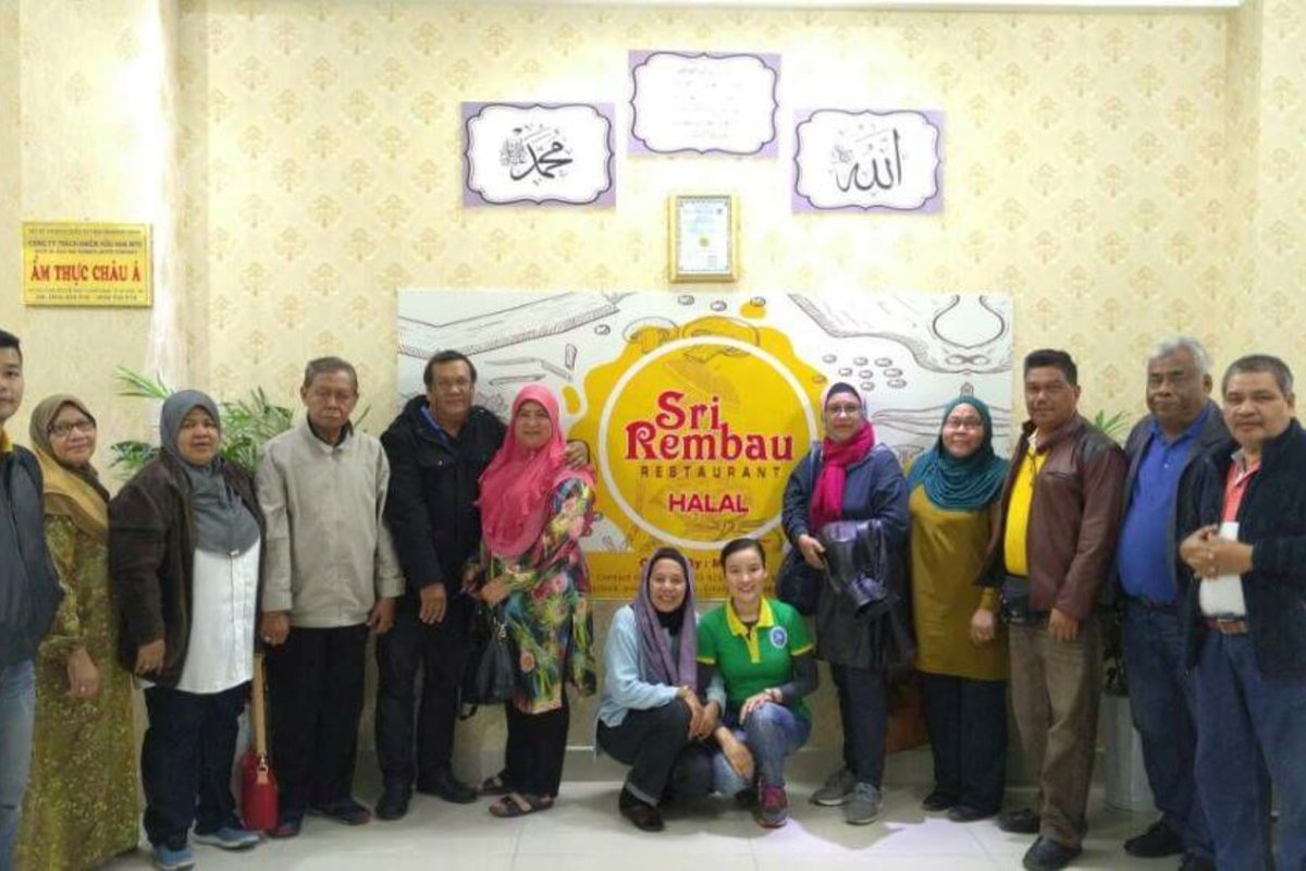 Malaysian Muslim travellers at Sri Rembau Halal Restaurant in Bai Chay, Ha Long