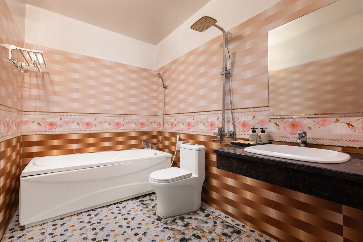 Bathroom with bathtub at Trang An Heritage Garden