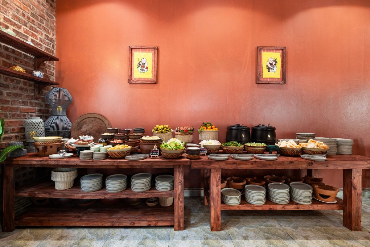 Buffet counter at the restaurant of Trang An Heritage Garden