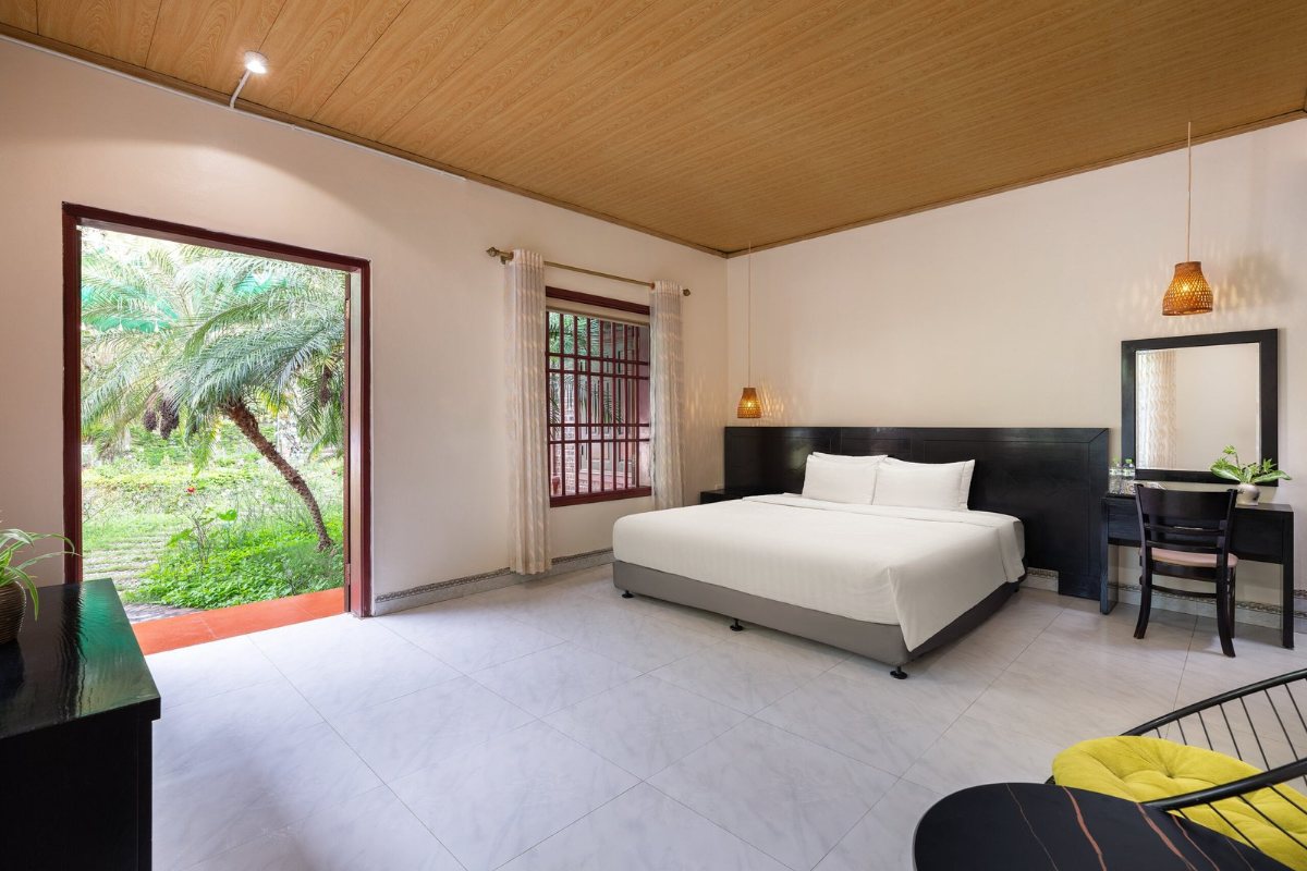 Deluxe Mountain View room at Trang An Heritage Garden