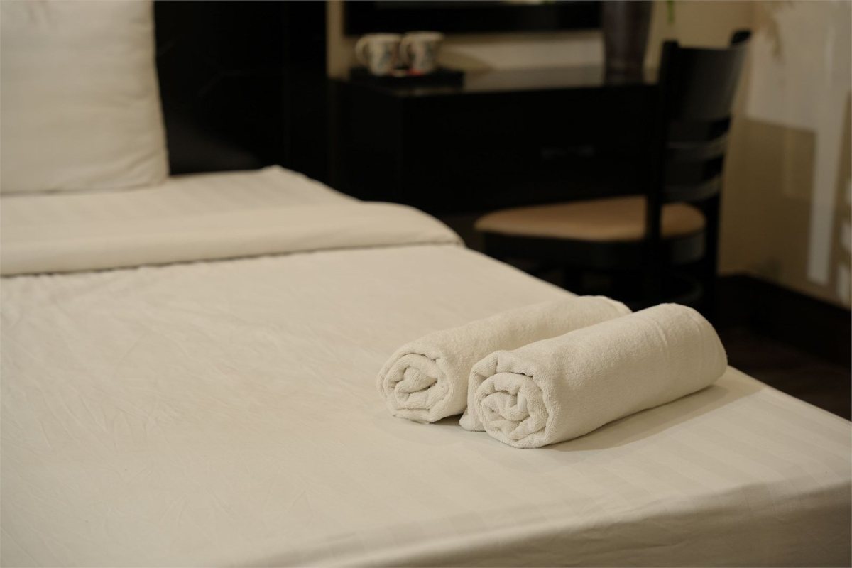Bed with fresh linen in the Deluxe room at Trang An Heritage Garden
